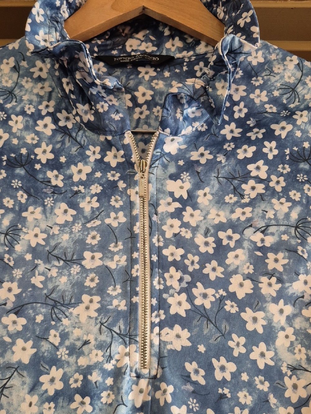 Tango Mango Sleeveless 1/4 Zip Front High Stand Up Neckline Blue White Floral L - Picture 2 of 14
